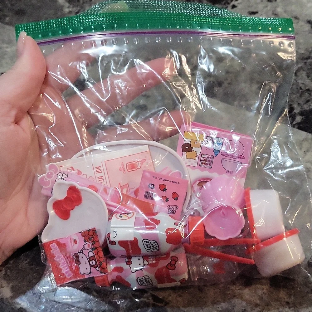 Miniverse Make It Mini Hello Kitty Strawberry Milk - Picture 6 of 6